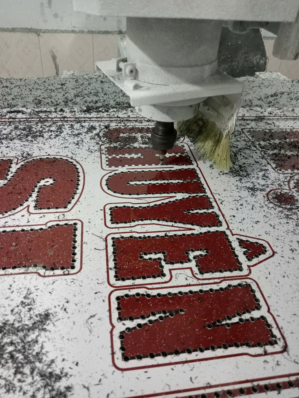 xưởng cắt CNC alu uy tín, nhận cắt alu theo file, gia công alu theo yêu cầu, khoan lỗ led alu, alu dán decal khoan lỗ