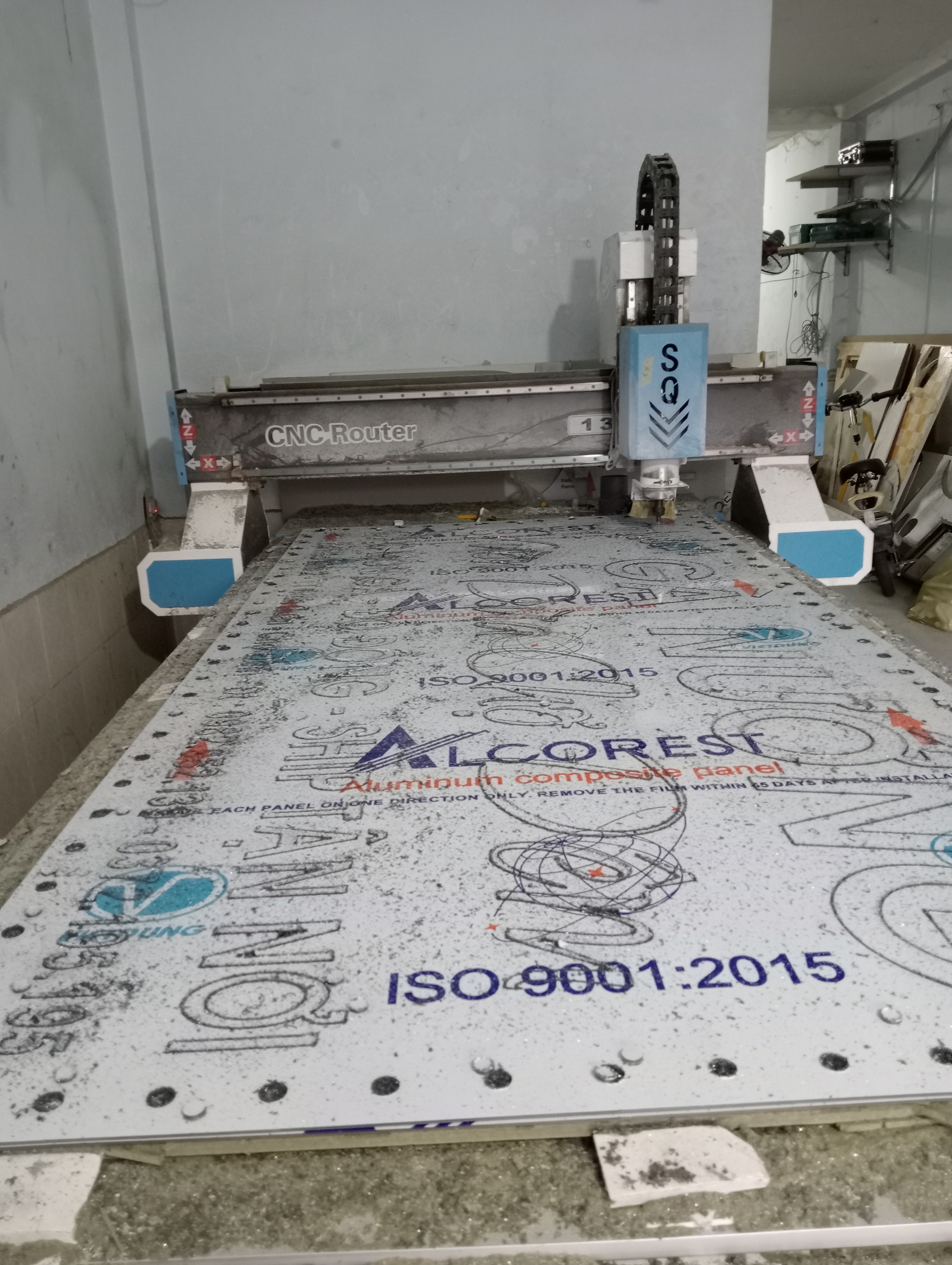 xưởng cắt CNC alu uy tín, nhận cắt alu theo file, gia công alu theo yêu cầu, khoan lỗ led alu, alu dán decal khoan lỗ
