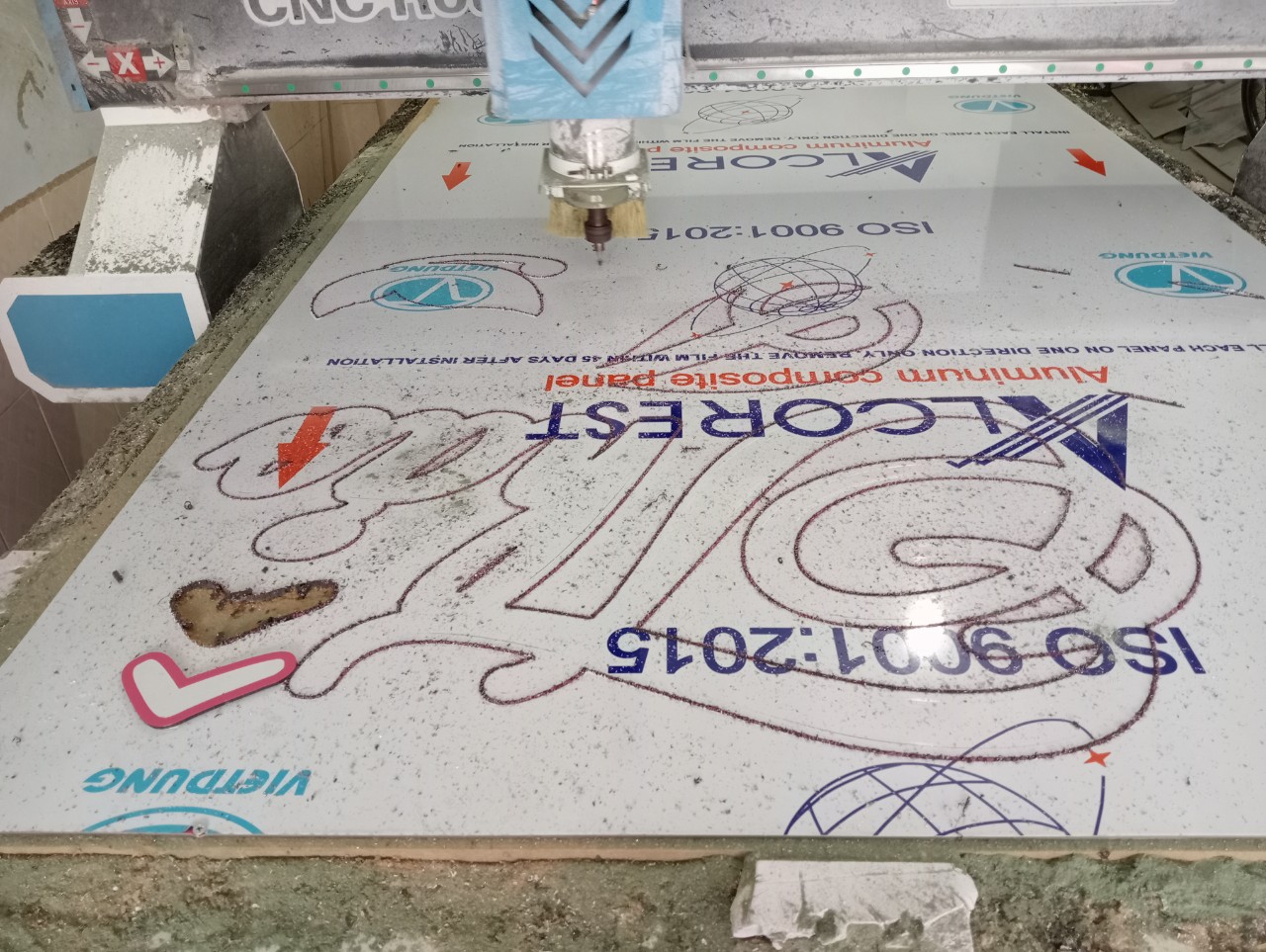 xưởng cắt CNC alu uy tín, nhận cắt alu theo file, gia công alu theo yêu cầu, khoan lỗ led alu, alu dán decal khoan lỗ