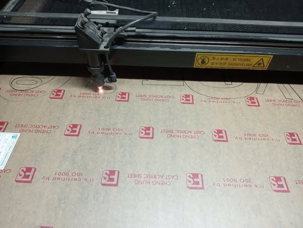 cắt mica theo yêu cầu, cắt mica giá rẻ, gia công cắt mica, cắt mica ở trảng dài biên hòa đồng nai