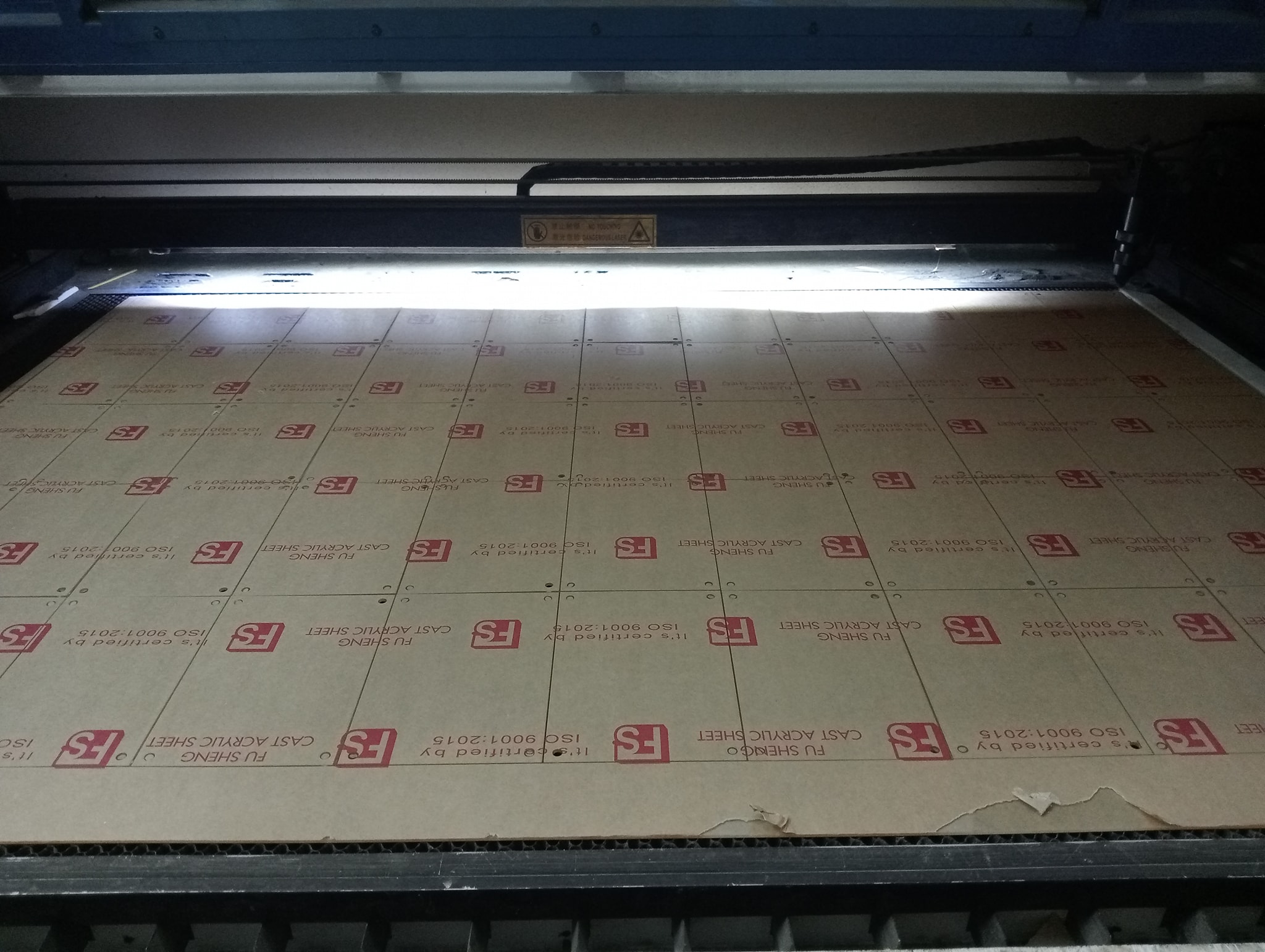 cắt mica theo yêu cầu, cắt mica giá rẻ, gia công cắt mica, cắt mica ở trảng dài biên hòa đồng nai