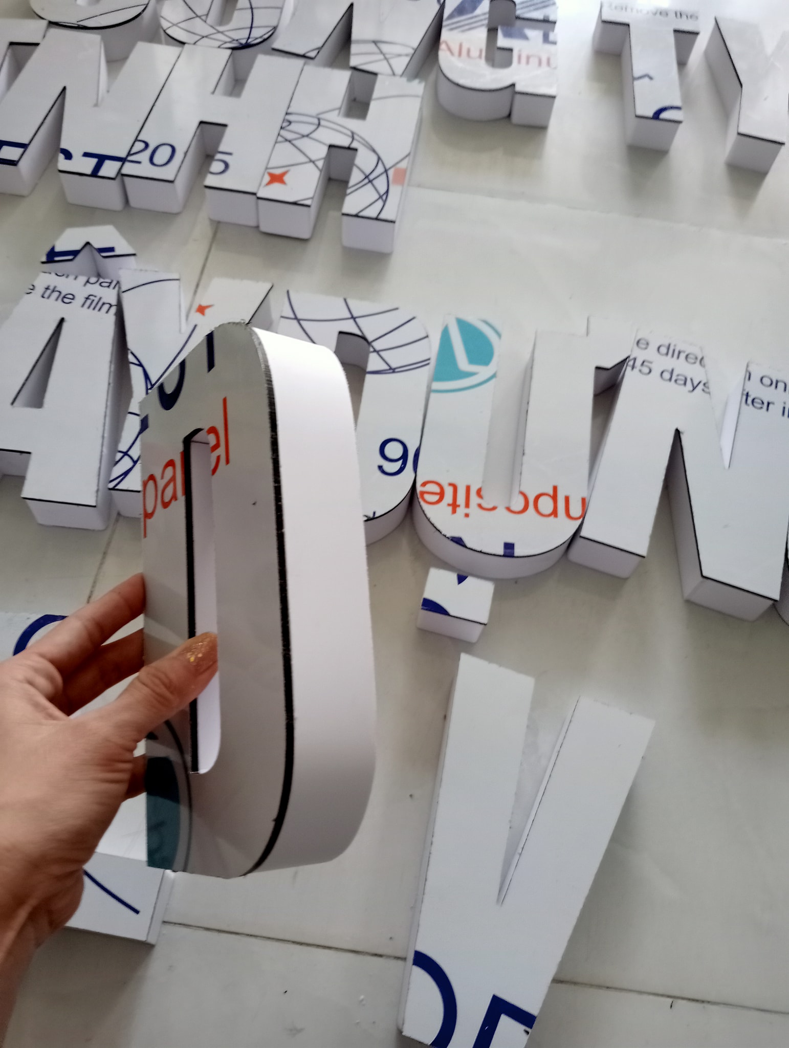 gia công chữ nổi MICA, uốn chữ nổi led theo yêu cầu, chữ nổi gắn đèn led, bảng hiệu chữ nổi mica có đèn, đơn vị cắt chữ nổi uy tín