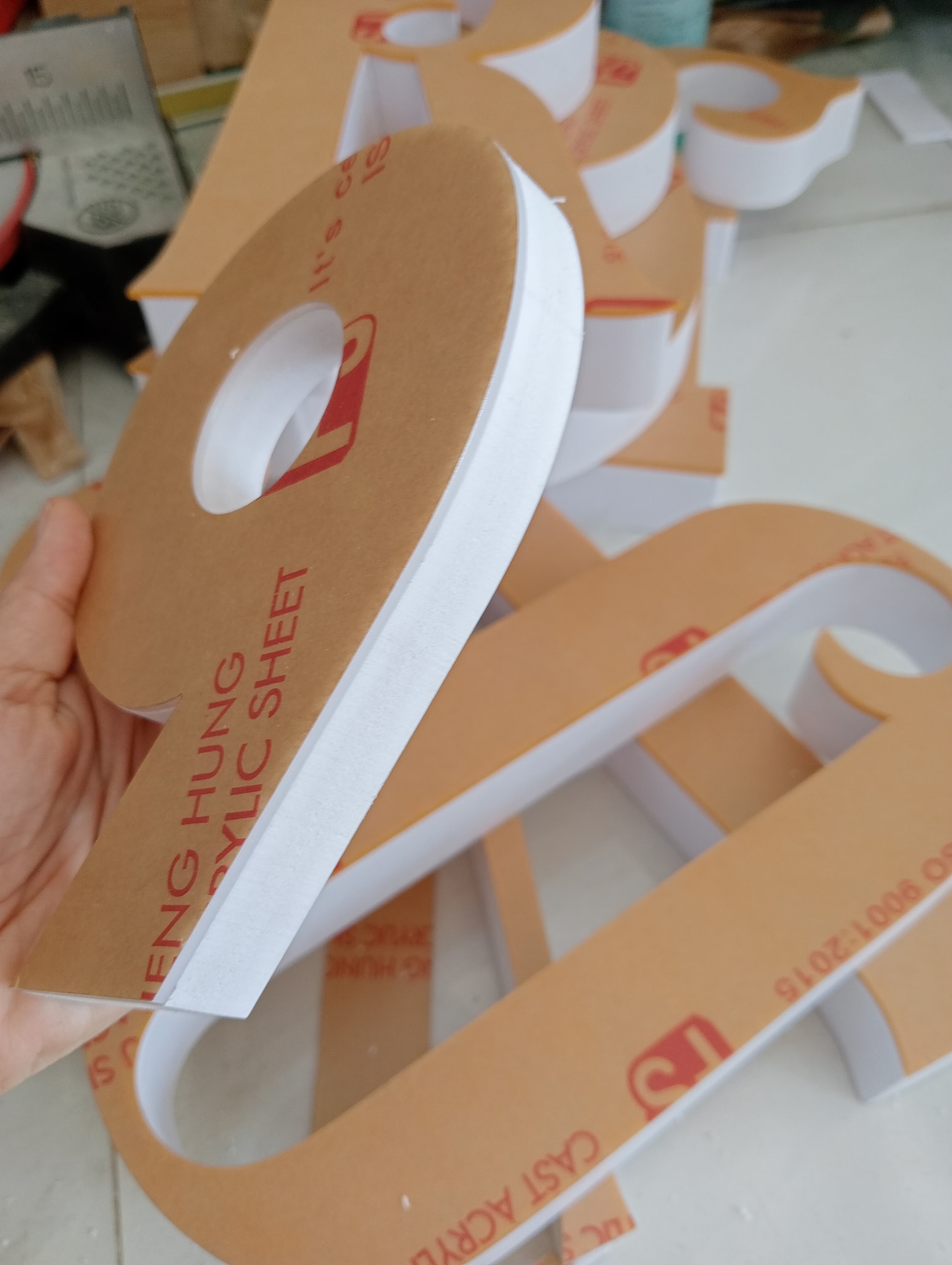 gia công chữ nổi MICA, uốn chữ nổi led theo yêu cầu, chữ nổi gắn đèn led, bảng hiệu chữ nổi mica có đèn, đơn vị cắt chữ nổi uy tín