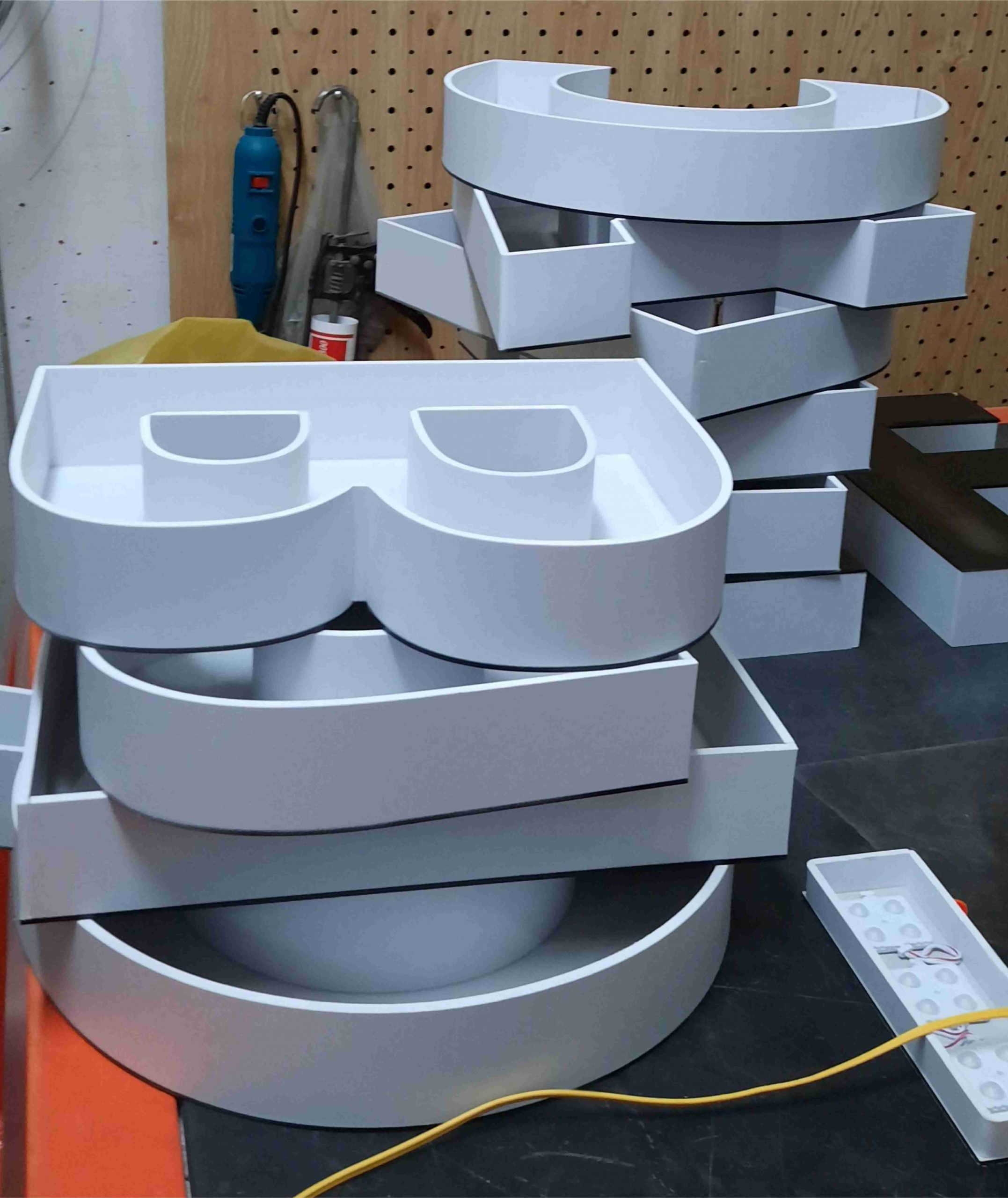 gia công chữ nổi MICA, uốn chữ nổi led theo yêu cầu, chữ nổi gắn đèn led, bảng hiệu chữ nổi mica có đèn, đơn vị cắt chữ nổi uy tín