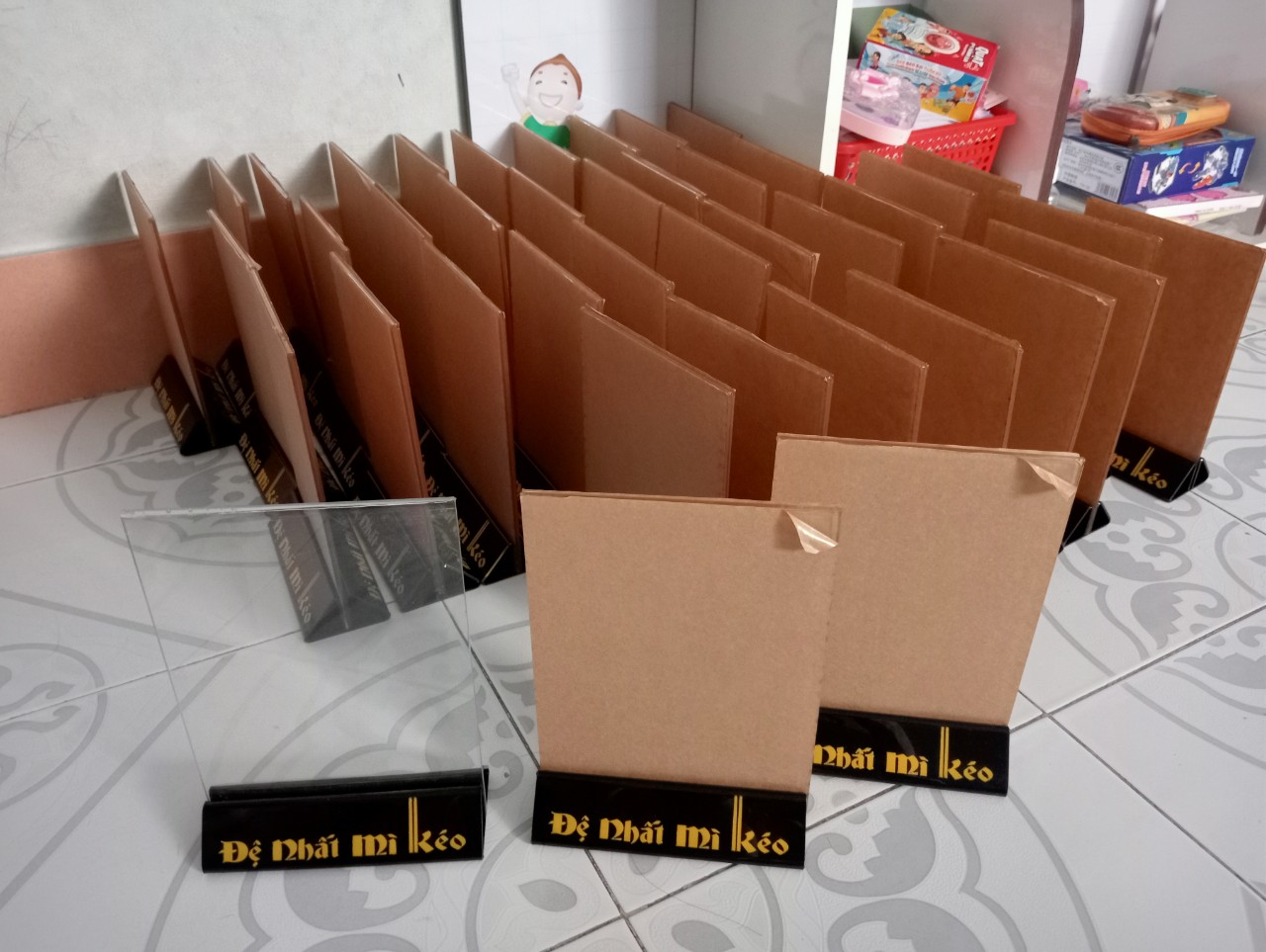 menu mica để bàn đế tam giác, menu chân đế tam giác, menu mica để bàn, menu mica theo yêu cầu
