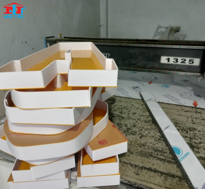 Gia Công Chữ Mica Uốn Nổi Sáng Mặt Chuyên Nghiệp Giá Rẻ