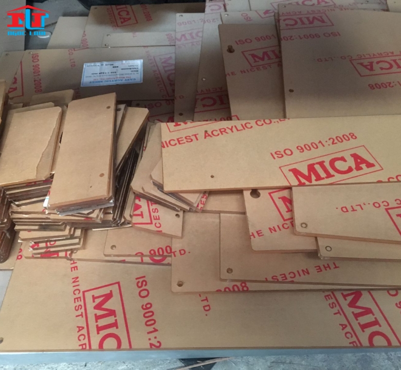 GIA CÔNG CẮT – KHẮC MICA GIÁ RẺ