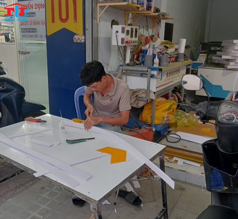 Gia Công Chữ Mica Uốn Nổi Sáng Mặt Chuyên Nghiệp Giá Rẻ