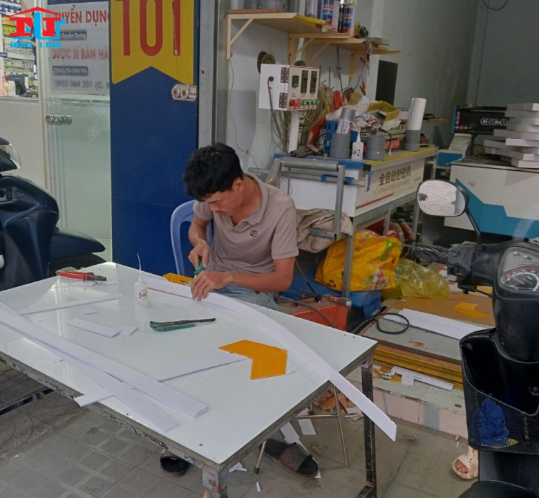 Gia Công Chữ Mica Uốn Nổi Sáng Mặt Chuyên Nghiệp Giá Rẻ