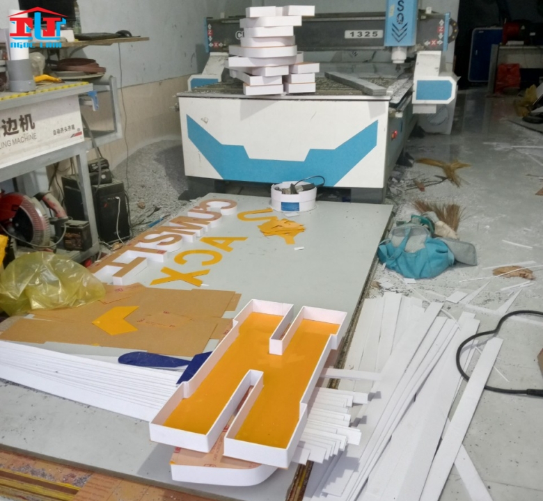 GIA CÔNG CẮT – KHẮC MICA GIÁ RẺ