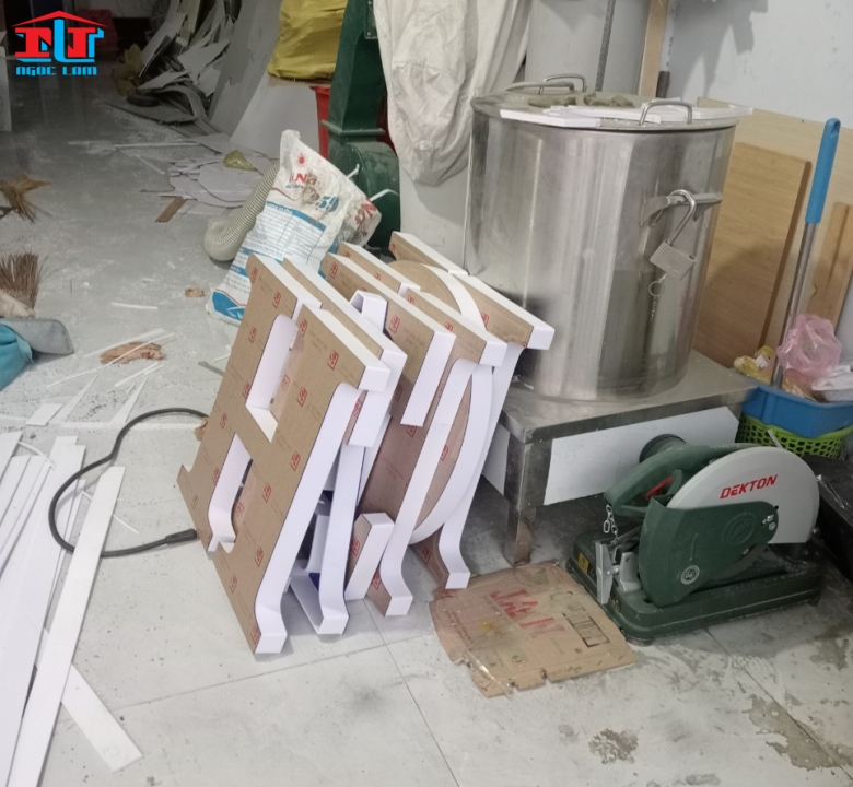 Gia Công Chữ Mica Uốn Nổi Sáng Mặt Chuyên Nghiệp Giá Rẻ