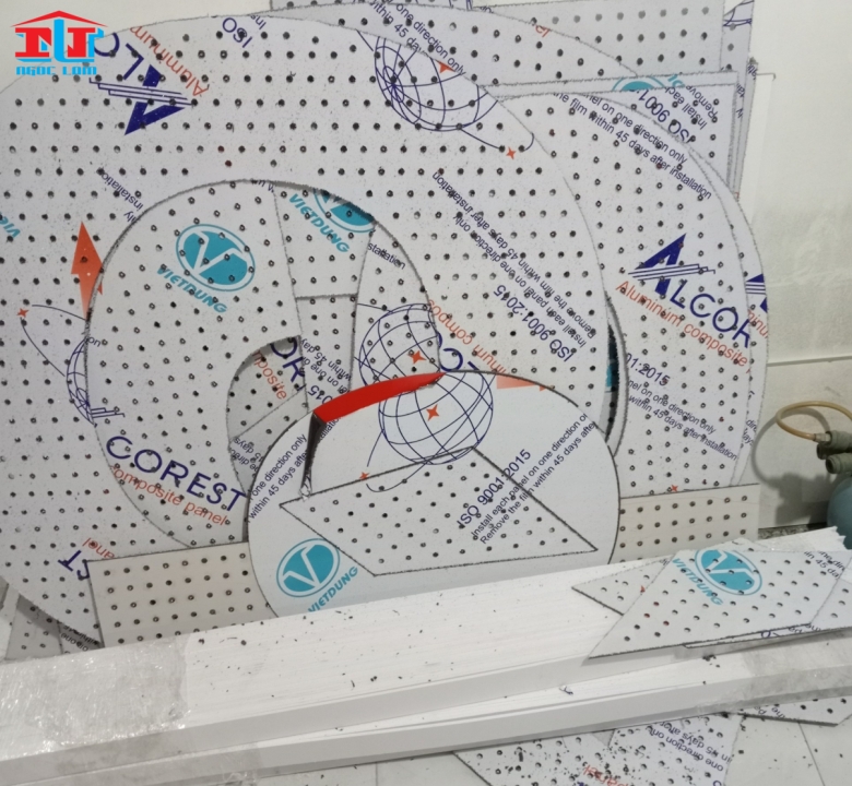 CẮT CNC ALU + KHOAN LỖ LED ALU + DÁN DECAL KHOAN LỖ LED